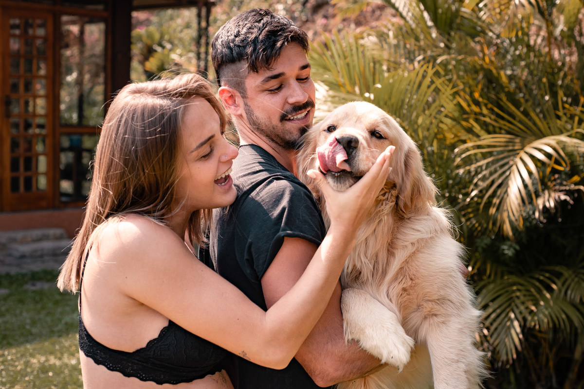 Ensaio de gestante em Nova Friburgo, foto do casal junto com o cachorro