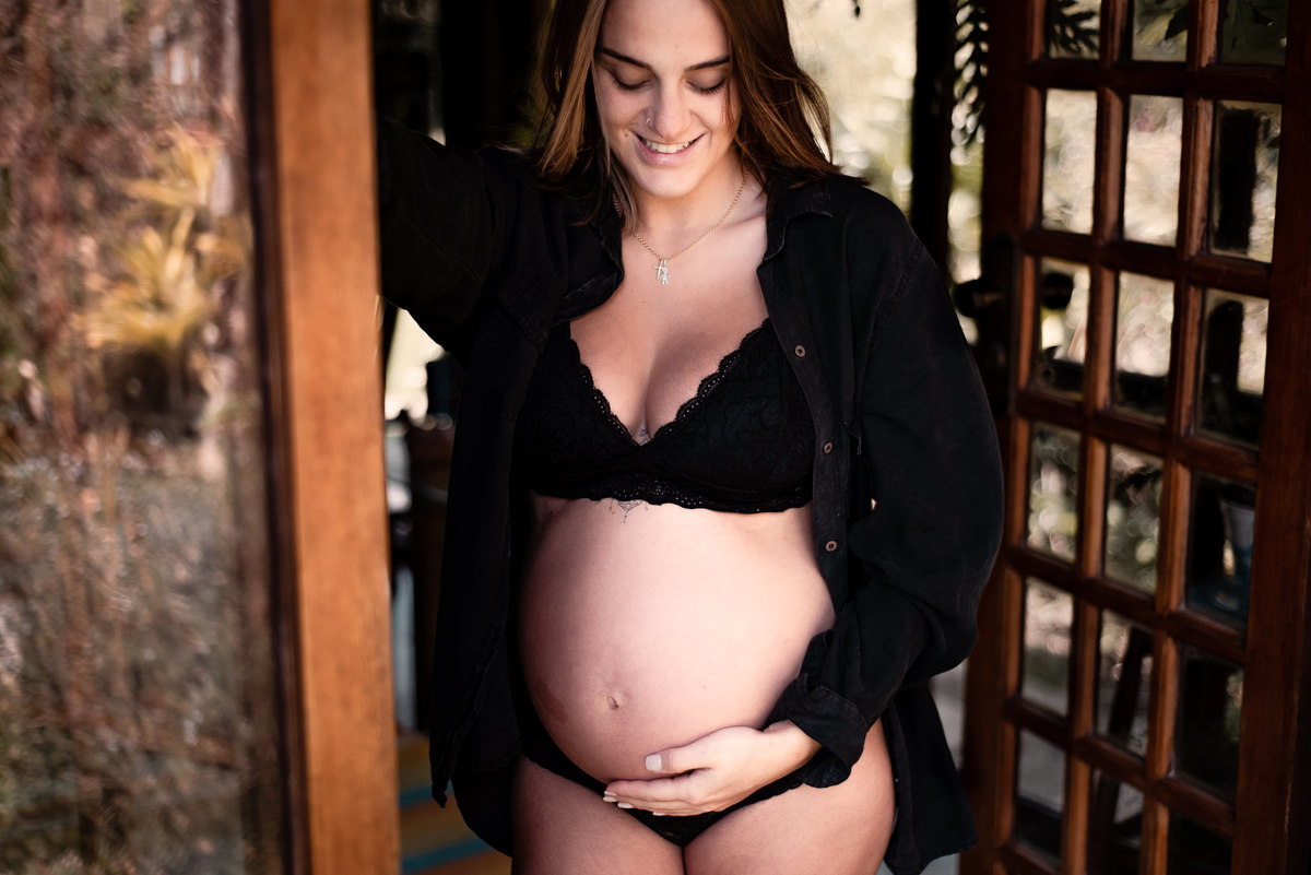 Ensaio de gestante em Nova Friburgo,  foto da gestante em casa