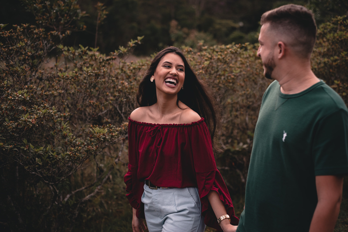 Ensaio de Casal em Nova Friburgo, foto do casal caminhando juntos