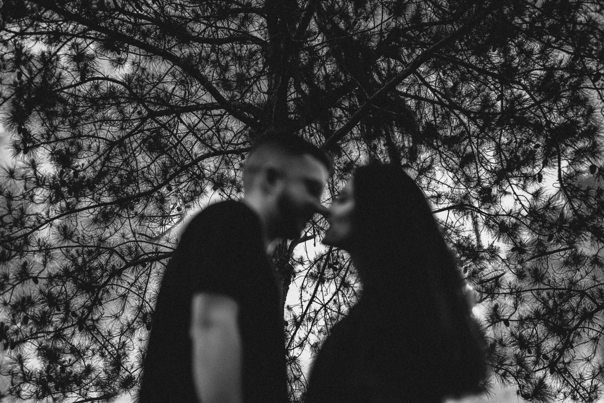 Ensaio de Casal em Nova Friburgo, foto pretae branca do casal desfocado com uma árvore ao fundo