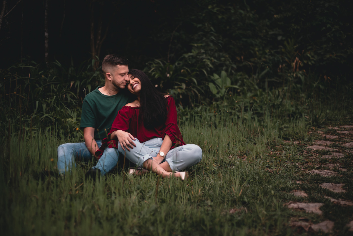 Ensaio de Casal em Nova Friburgo, foto do casal em um momento de carinho juntos