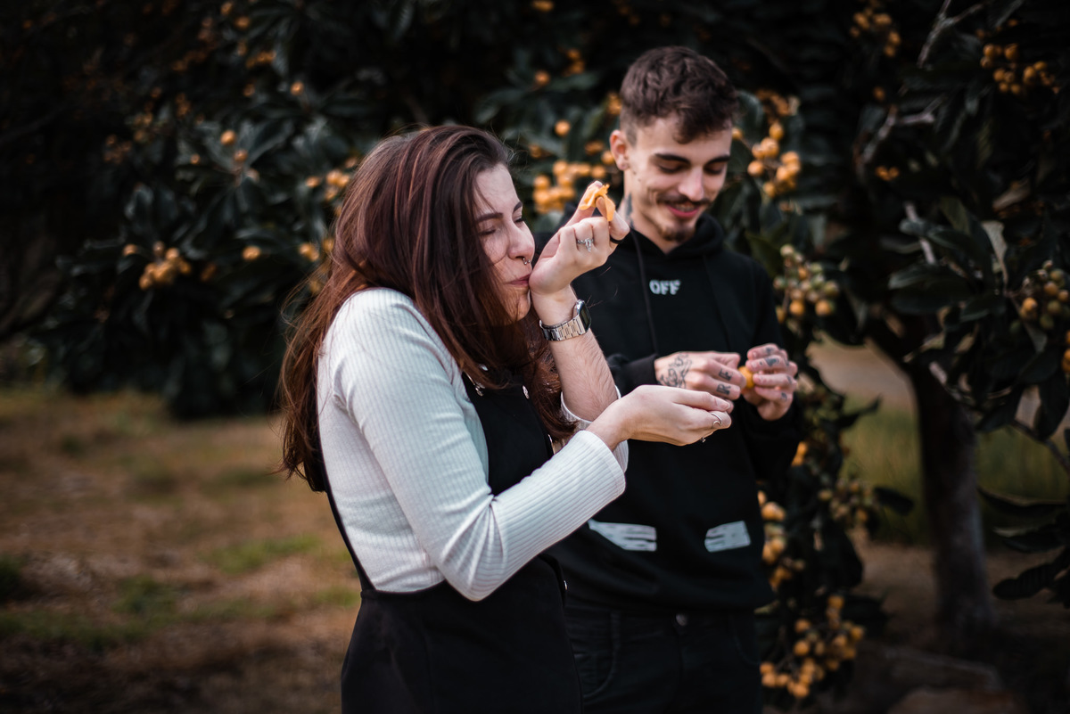 Fotógrafo Nova Friburgo Ensaio de Casal em Nova Friburgo, foto do casal comendo frutinhas da árvore