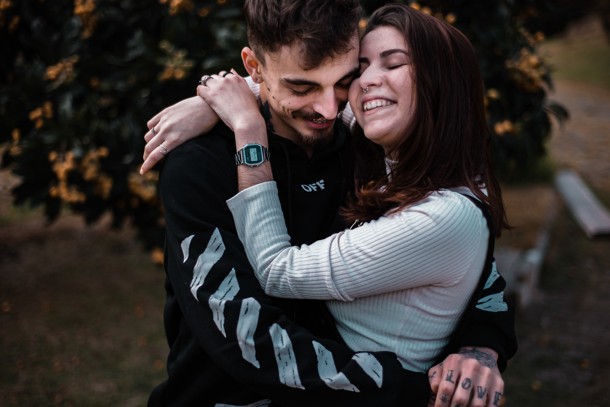 Fotógrafo Nova Friburgo Ensaio de Casal em Nova Friburgo, foto do casal se abraçando de olhos fechados e sorrindo