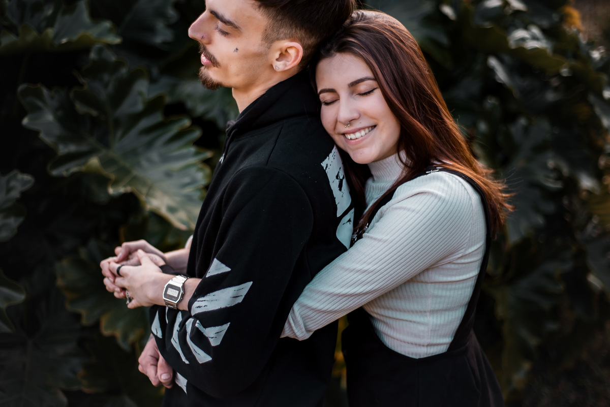 Fotógrafo Nova Friburgo Ensaio de Casal em Nova Friburgo, foto do casal se abraçando
