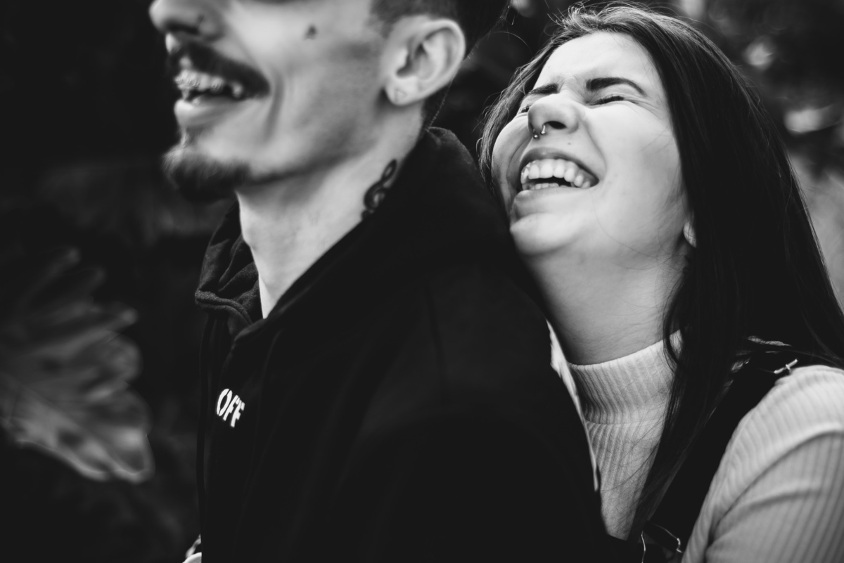 Fotógrafo Nova Friburgo Ensaio de Casal em Nova Friburgo, foto em preto e branco do casal se divertindo e rindo juntos