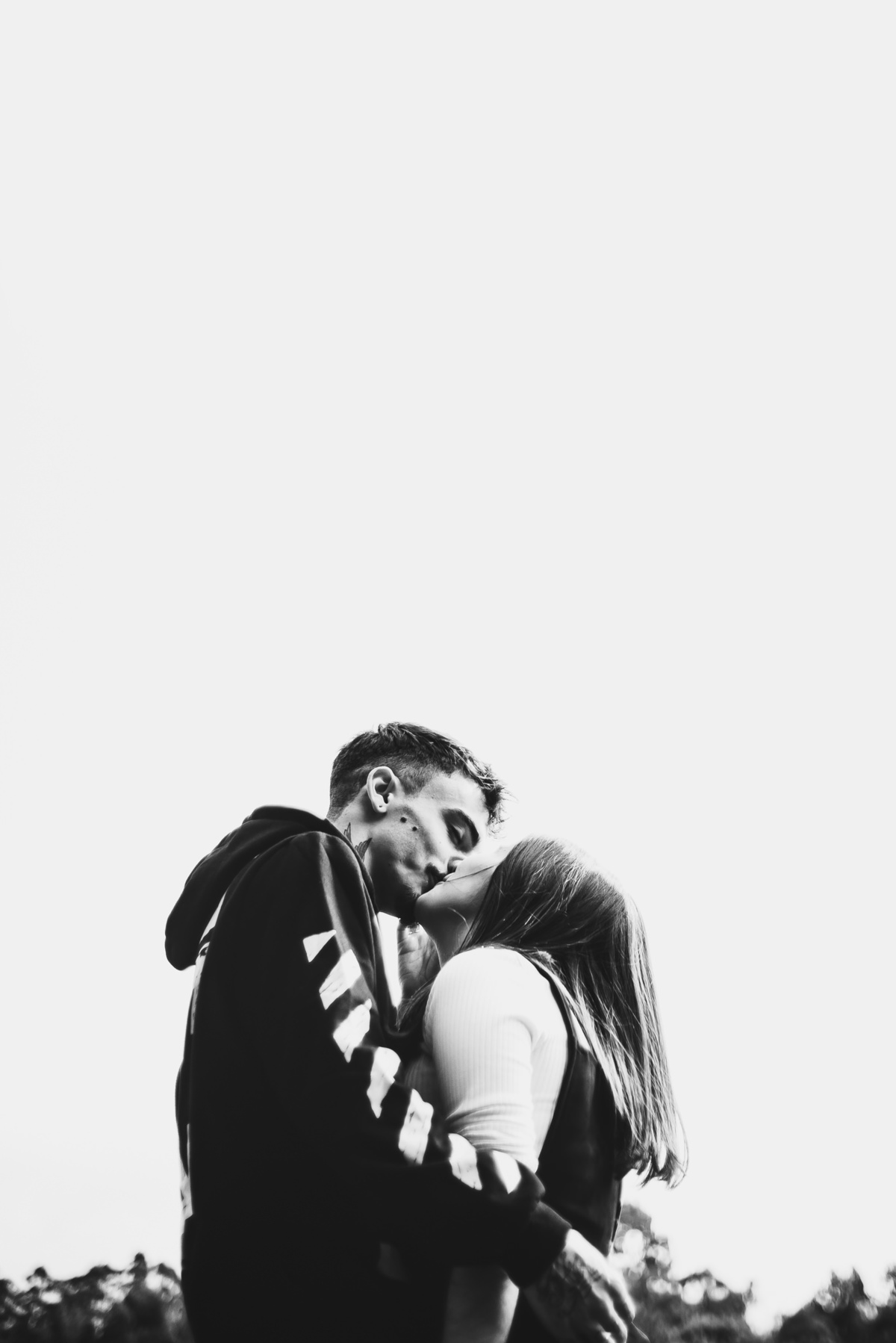 Fotógrafo Nova Friburgo Ensaio de Casal em Nova Friburgo, foto conceitual em preto e branco do casal se beijando