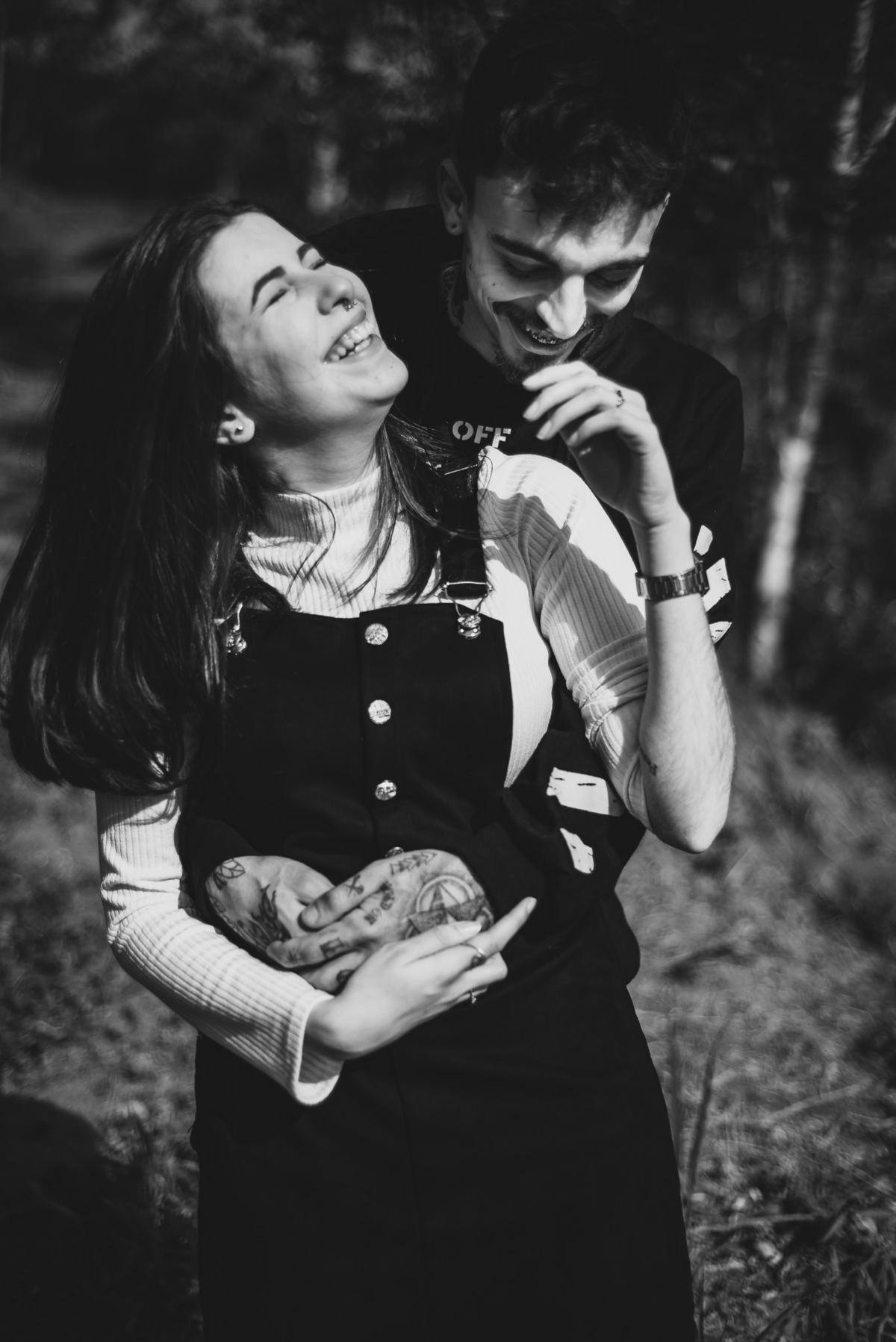 Fotógrafo Nova Friburgo Ensaio de Casal em Nova Friburgo, foto em preto e branco do casal rindo e se abraçando