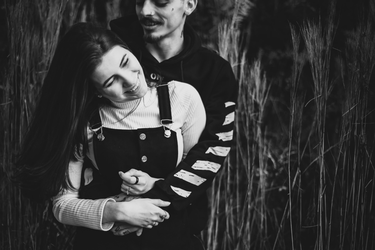 Fotógrafo Nova Friburgo Ensaio de Casal em Nova Friburgo, foto em preto e branco do casal se abraçando