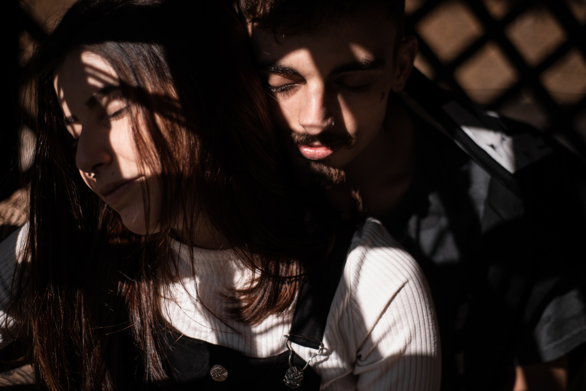 Fotógrafo Nova Friburgo Ensaio de Casal em Nova Friburgo, foto conceitual com sombras no rosto do casal