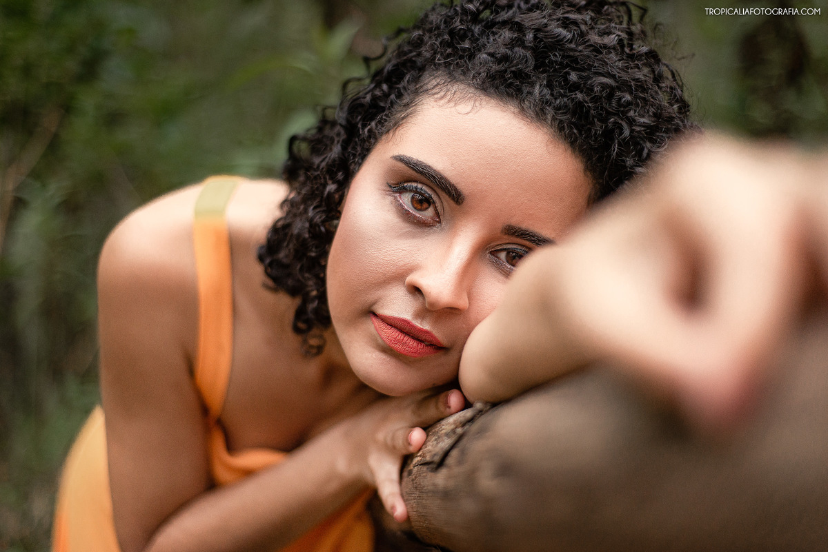 Fotógrafo em Nova Friburgo Ensaio Feminino, foto da mulher com o braço esticado sobre o galho de uma árvore e a cabeça apoiada no braço
