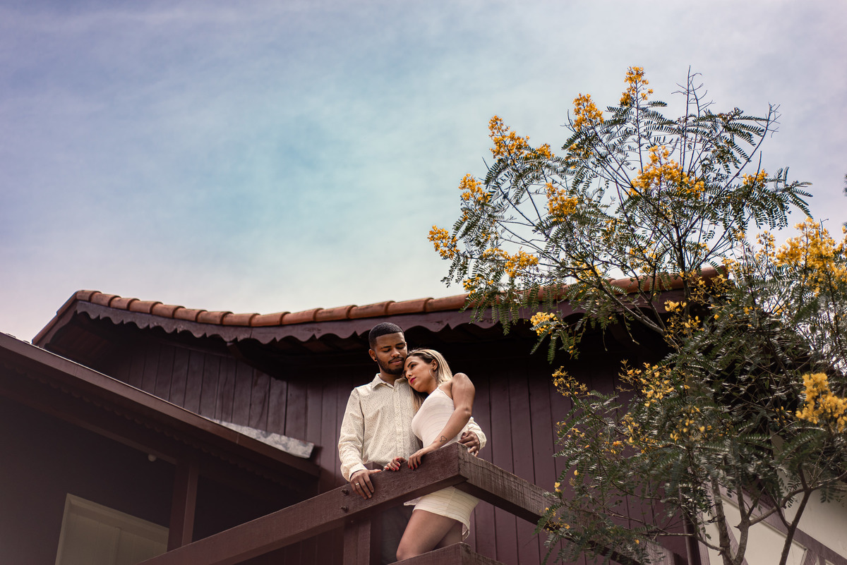 Ensaio externo pre-wedding em Nova Friburgo, foto do noivo e da noiva abraçados na sacada