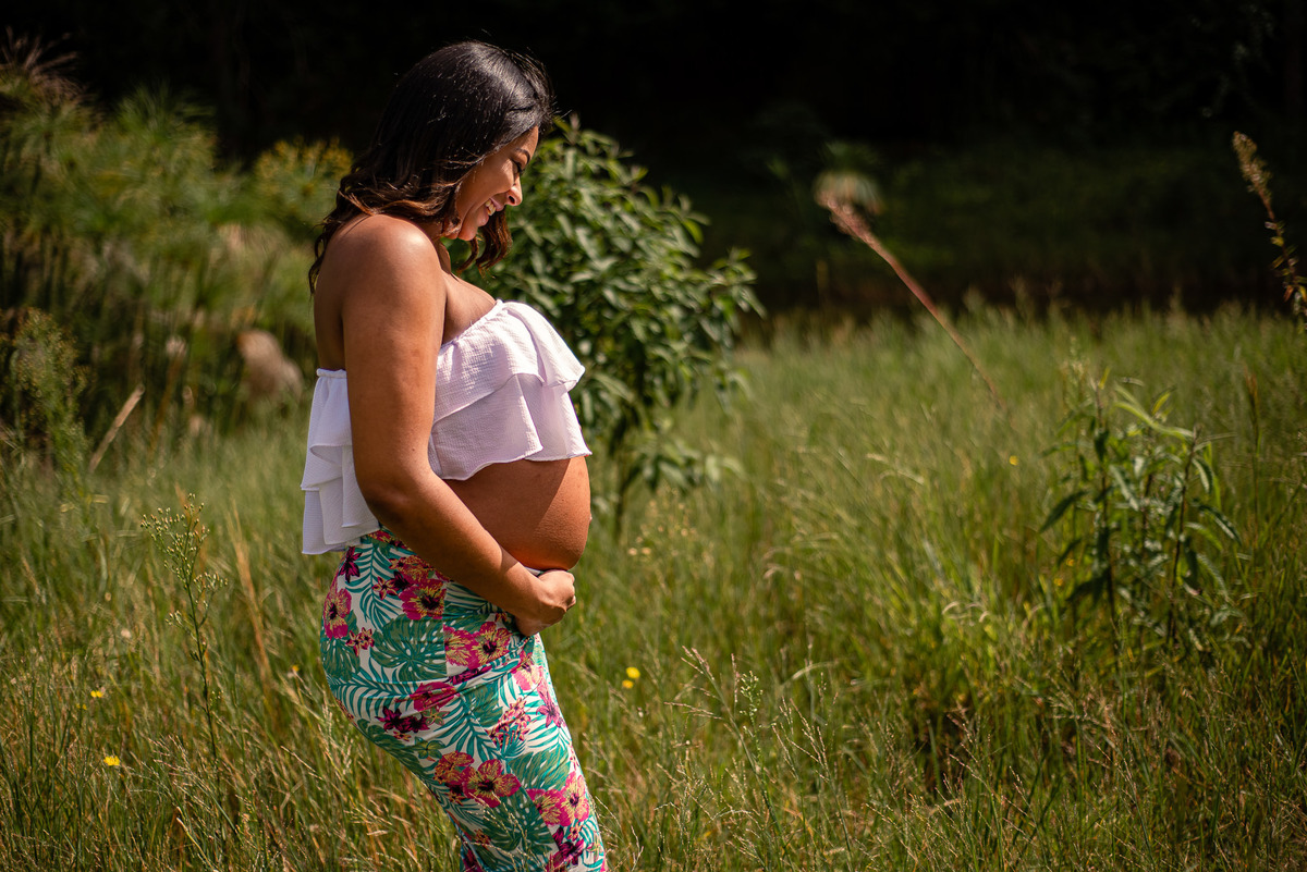 Ensaio de Gestante em Nova Friburgo, foto da gestante caminhando