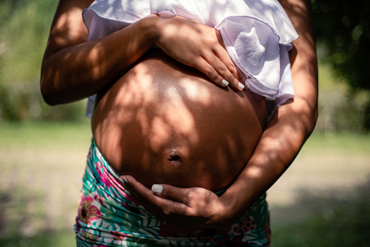 Ensaio de Gestante em Nova Friburgo, foto da gestante segurando a barriga
