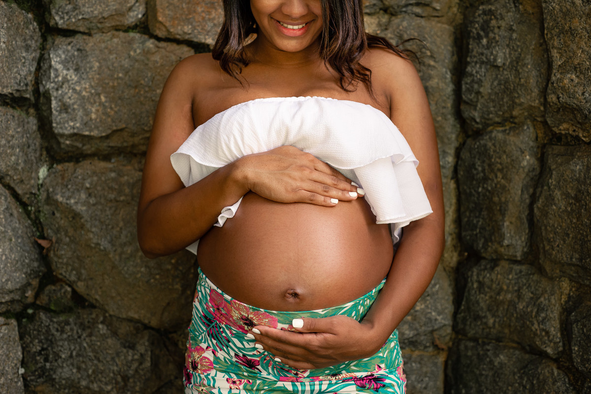 Ensaio de Gestante em Nova Friburgo, foto da gestante segurando a barriga