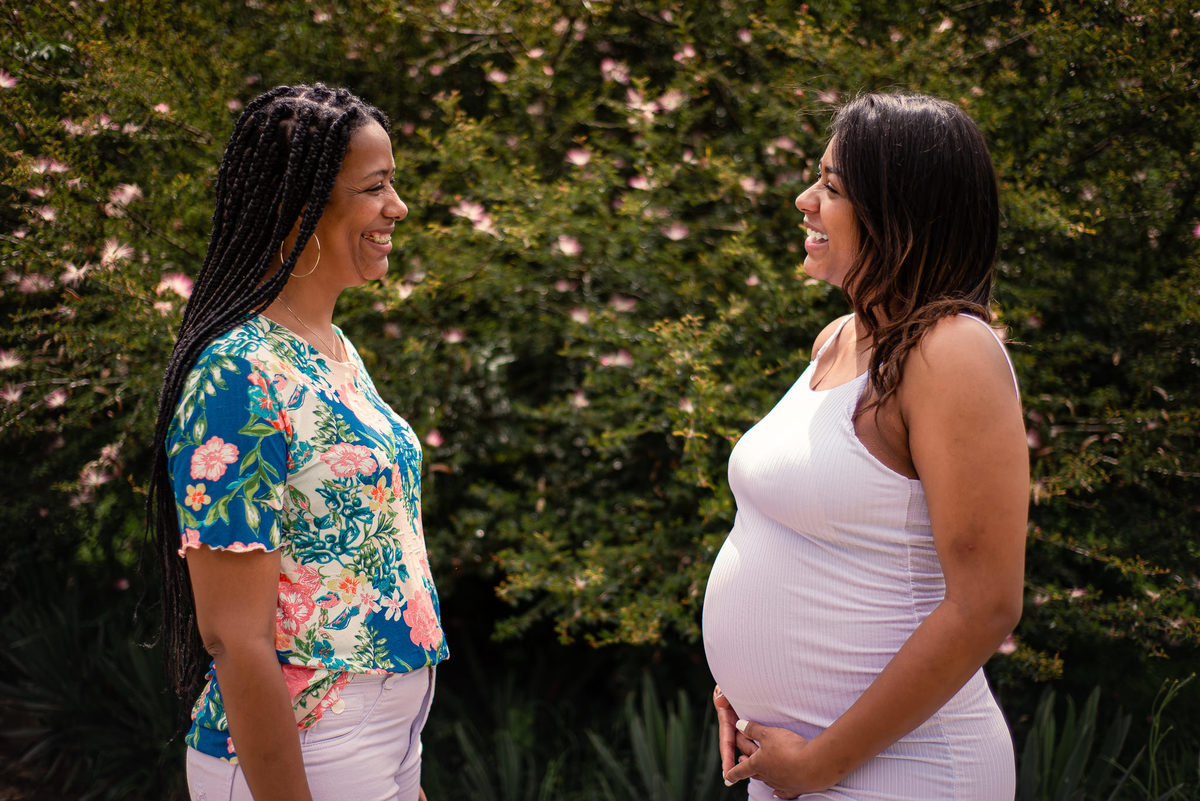 Ensaio de Gestante em Nova Friburgo, foto da gestante com sua mãe