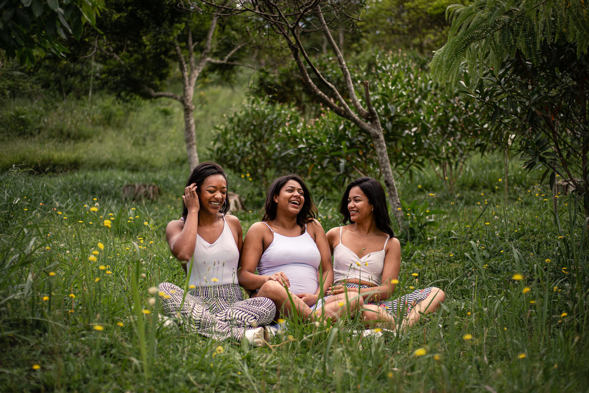 Ensaio de Gestante em Nova Friburgo, foto da gestante sentada com suas irmãs