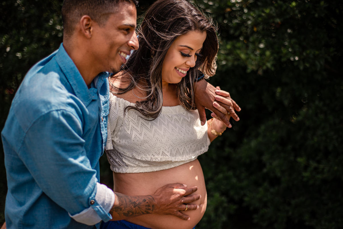 Ensaio gestante em Nova Friburgo, foto do casal caminhando juntos