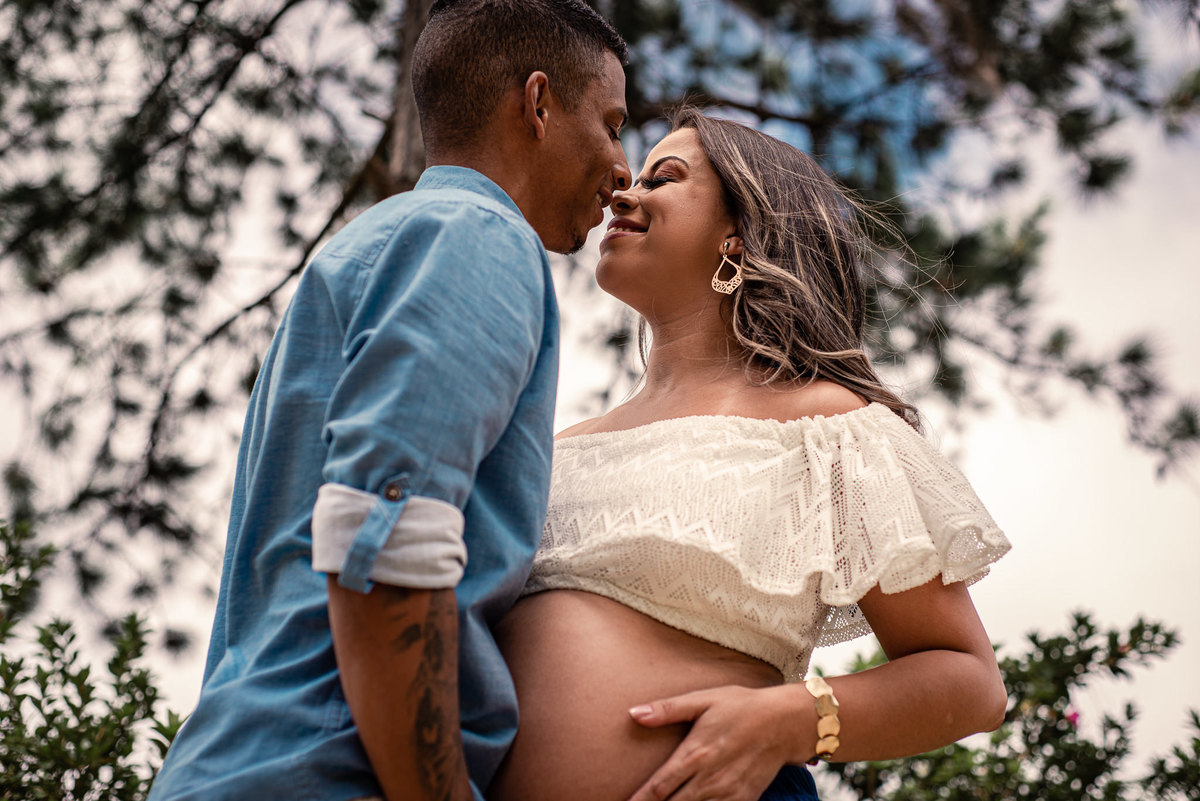 Ensaio gestante em Nova Friburgo, foto do casal com uma árvore ao fundo