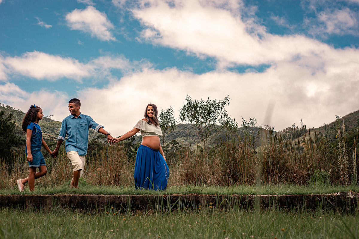 Ensaio gestante em Nova Friburgo, foto da família caminhando juntos
