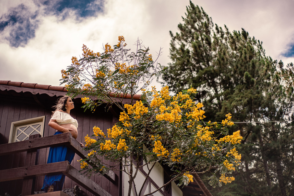 Ensaio gestante em Nova Friburgo, foto da mãe com um lindo céu no fundo