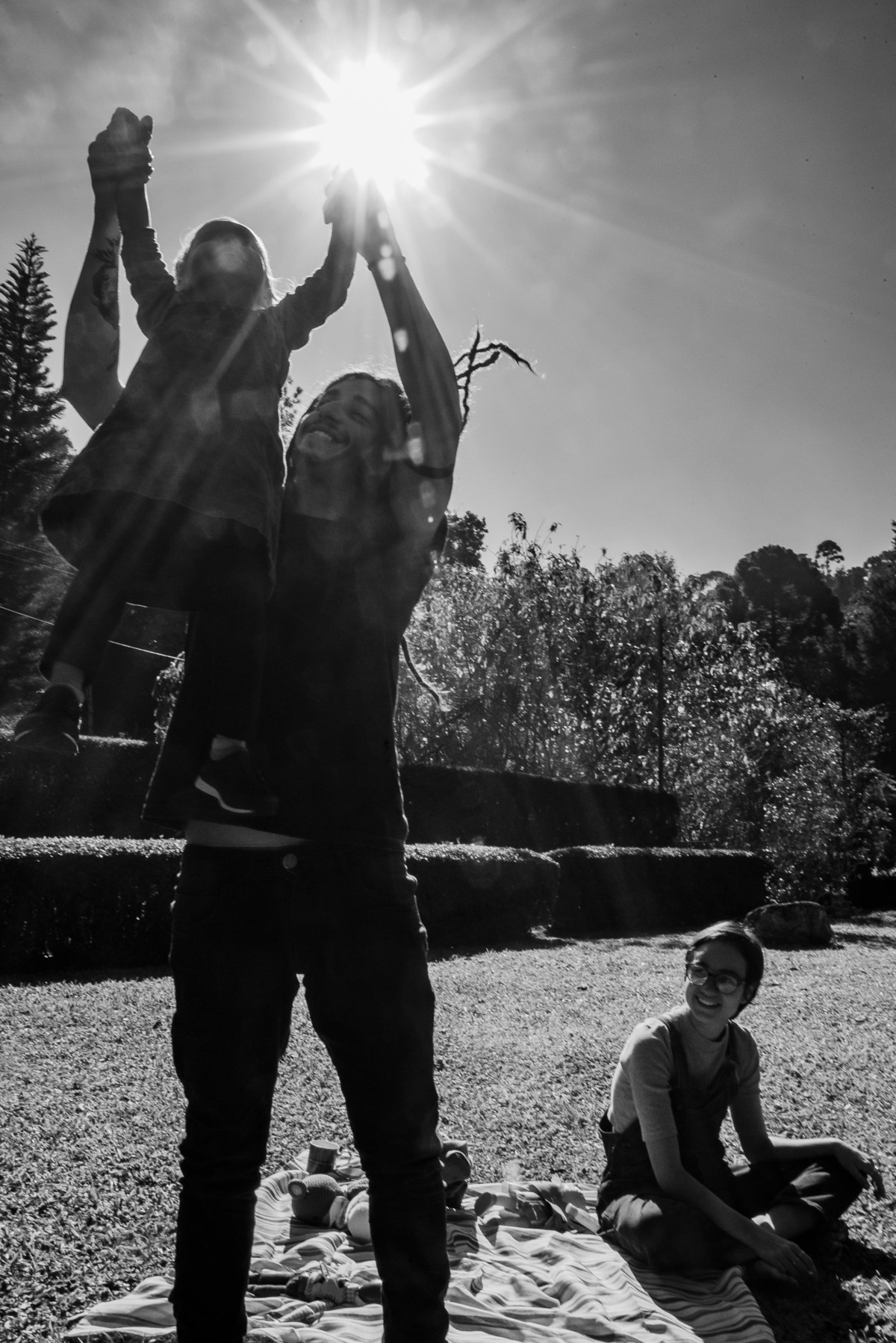 Fotógrafo de família em Nova Friburgo. Ensaio documental de família. Foto em preto e branco do pai brincando com a filha