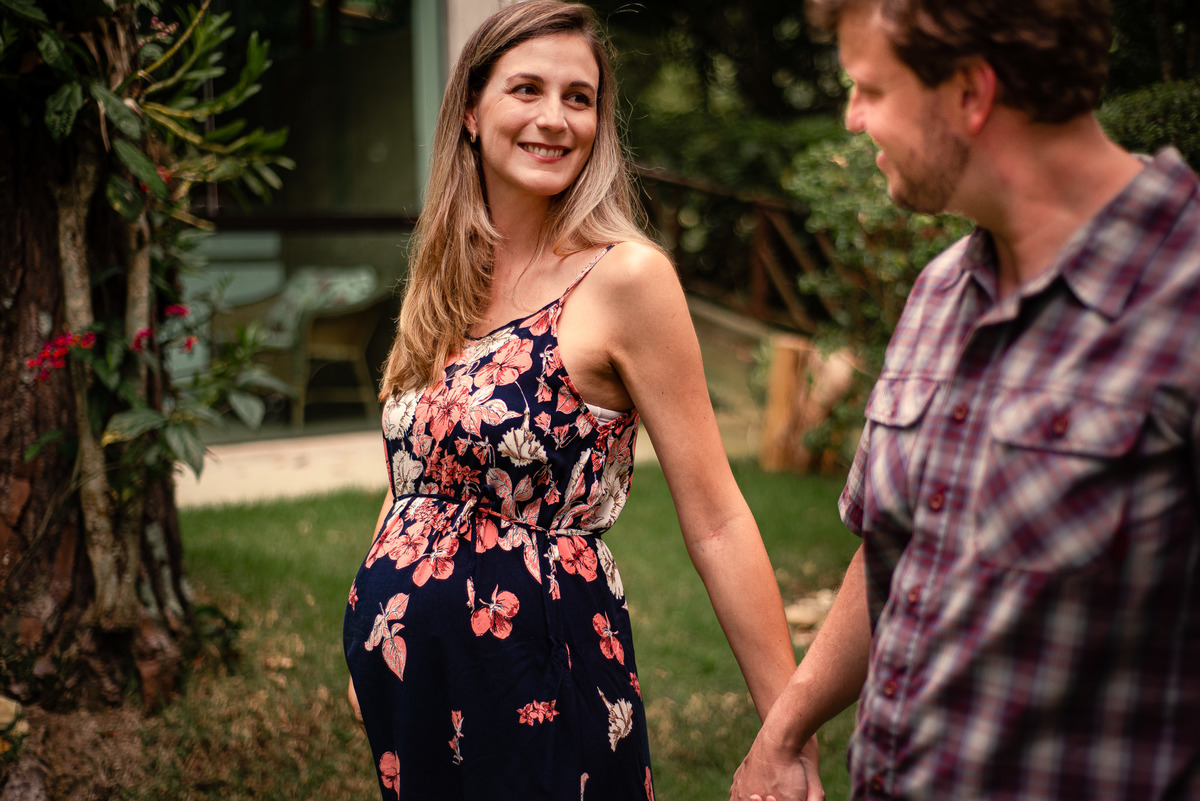 Ensaio de gestante em Nova Friburgo, foto feita em casa da gestante passeando com o marido