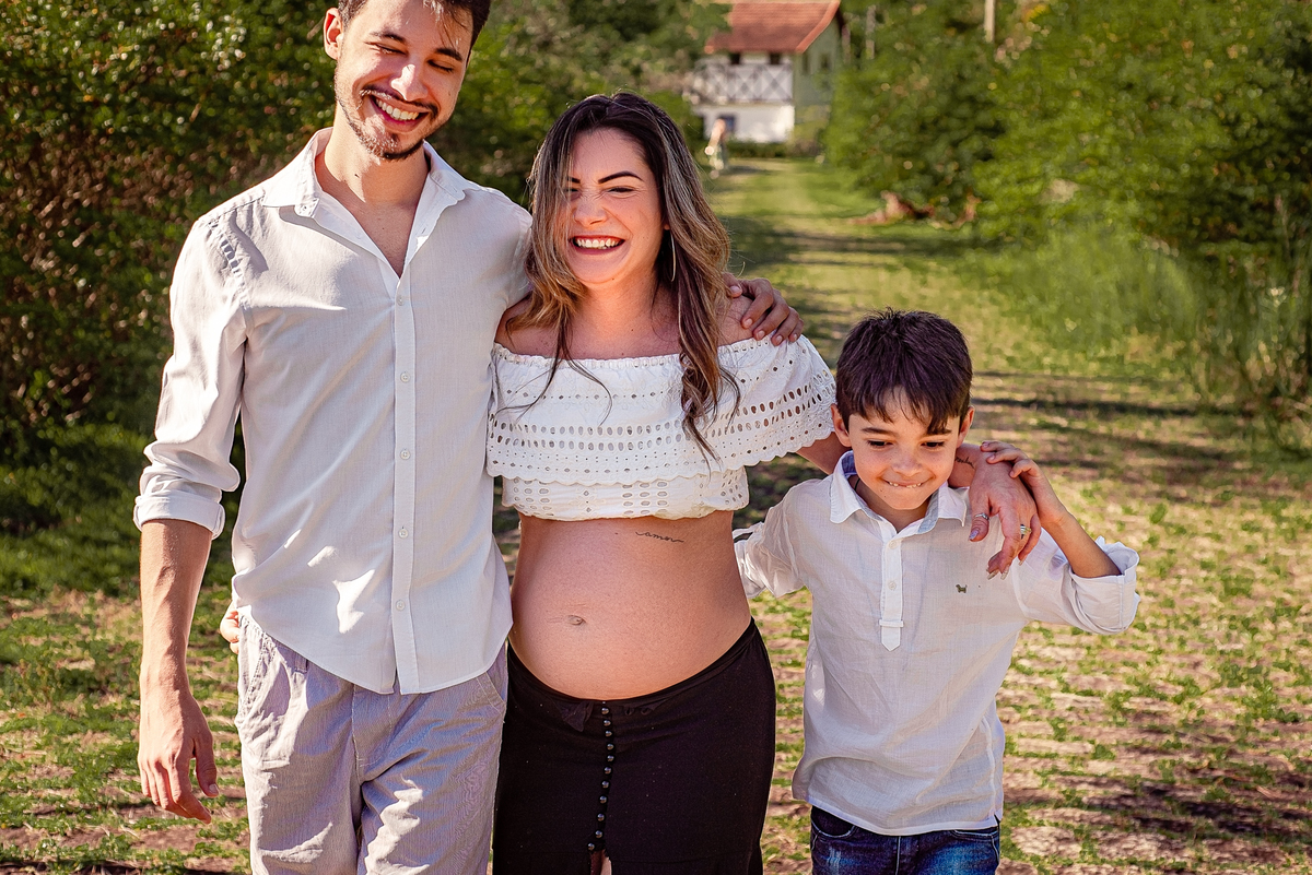 Fotógrafo Nova Friburgo Ensaio Gestante. Foto frontal da família da gestante passeando