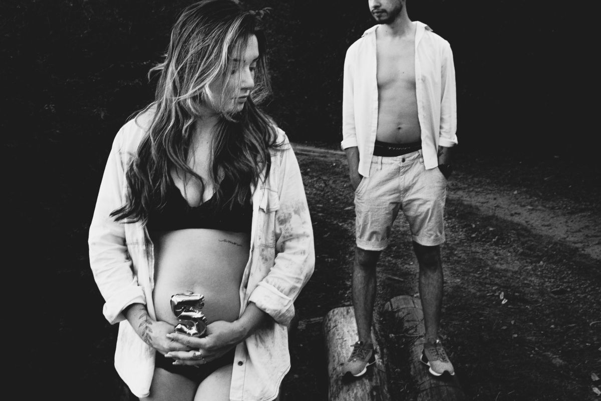 Fotógrafo Nova Friburgo Ensaio Gestante. Foto conceitual em preto e branco da gestante segurando uma pequeno balão com o número 5 (cinco) na frente da barriga