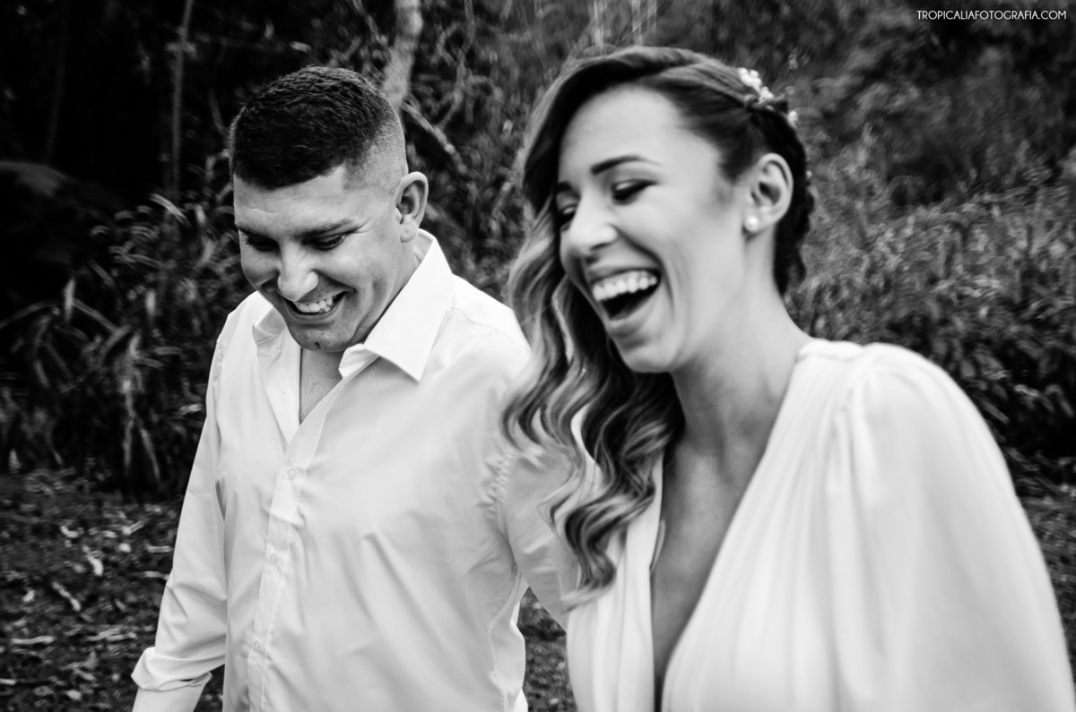 Fotógrafo de Casamento em Nova Friburgo, Fotografia de Casal. Foto em preto e branco do casal caminhando e sorrindo