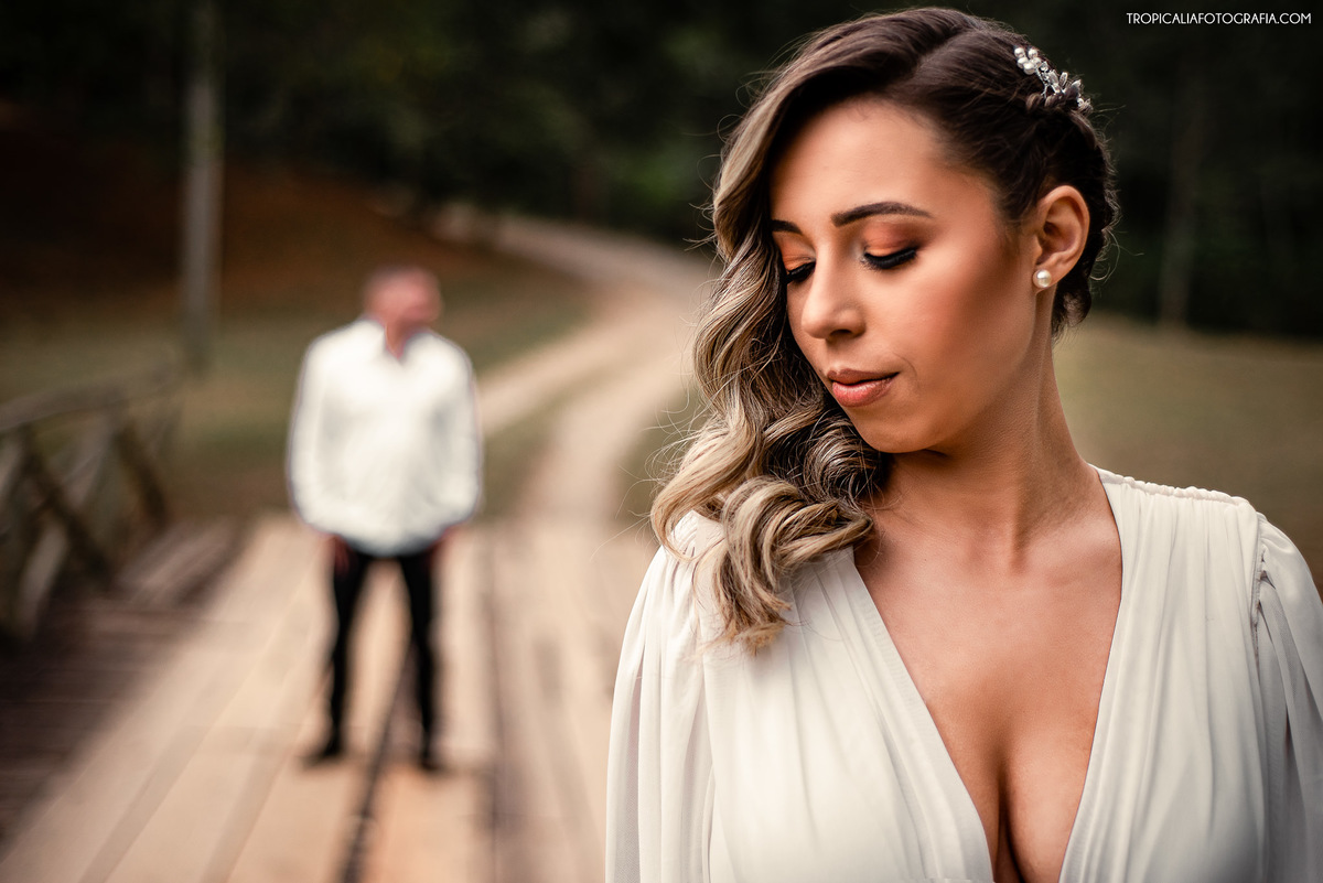 Fotógrafo de Casamento em Nova Friburgo, Fotografia de Casal. Foto conceitual dos noivos, com a noiva focada à frente e o noivo desfocado ao fundo