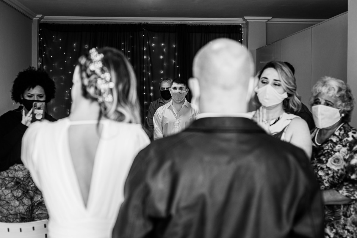 Fotógrafo de Casamento em Nova Friburgo, Fotografia de Casal. Foto da noiva entrando no cartório