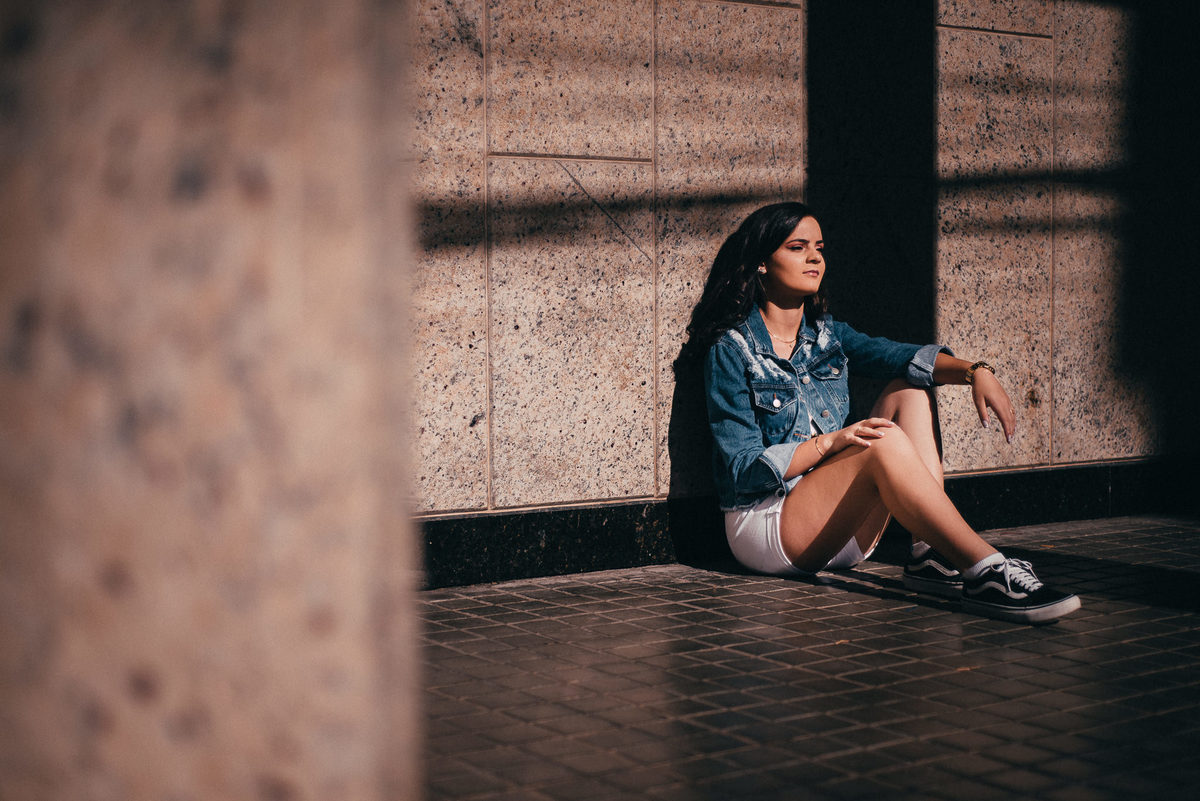 Ensaio feminino de 15 anos em Nova Friburgo, foto da menina sentada na calçada olhando para o horizonte