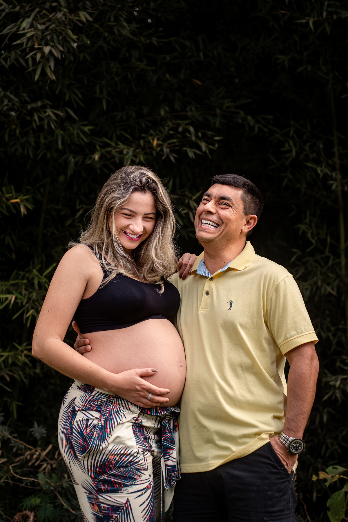 Fotógrafo em Nova Friburgo, ensaio Gestante. Foto da gestante e seu parceiro se divertindo