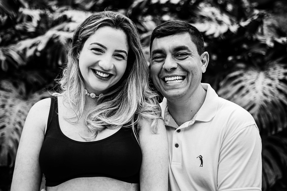 Fotógrafo em Nova Friburgo, ensaio Gestante. Foto em preto e branco da gestante e seu companheiro sorrindo