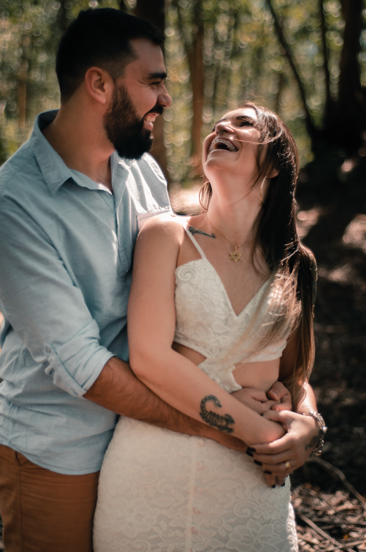 Ensaio de Casal em Nova Friburgo. Foto do casal abraçado se olhando e sorrindo