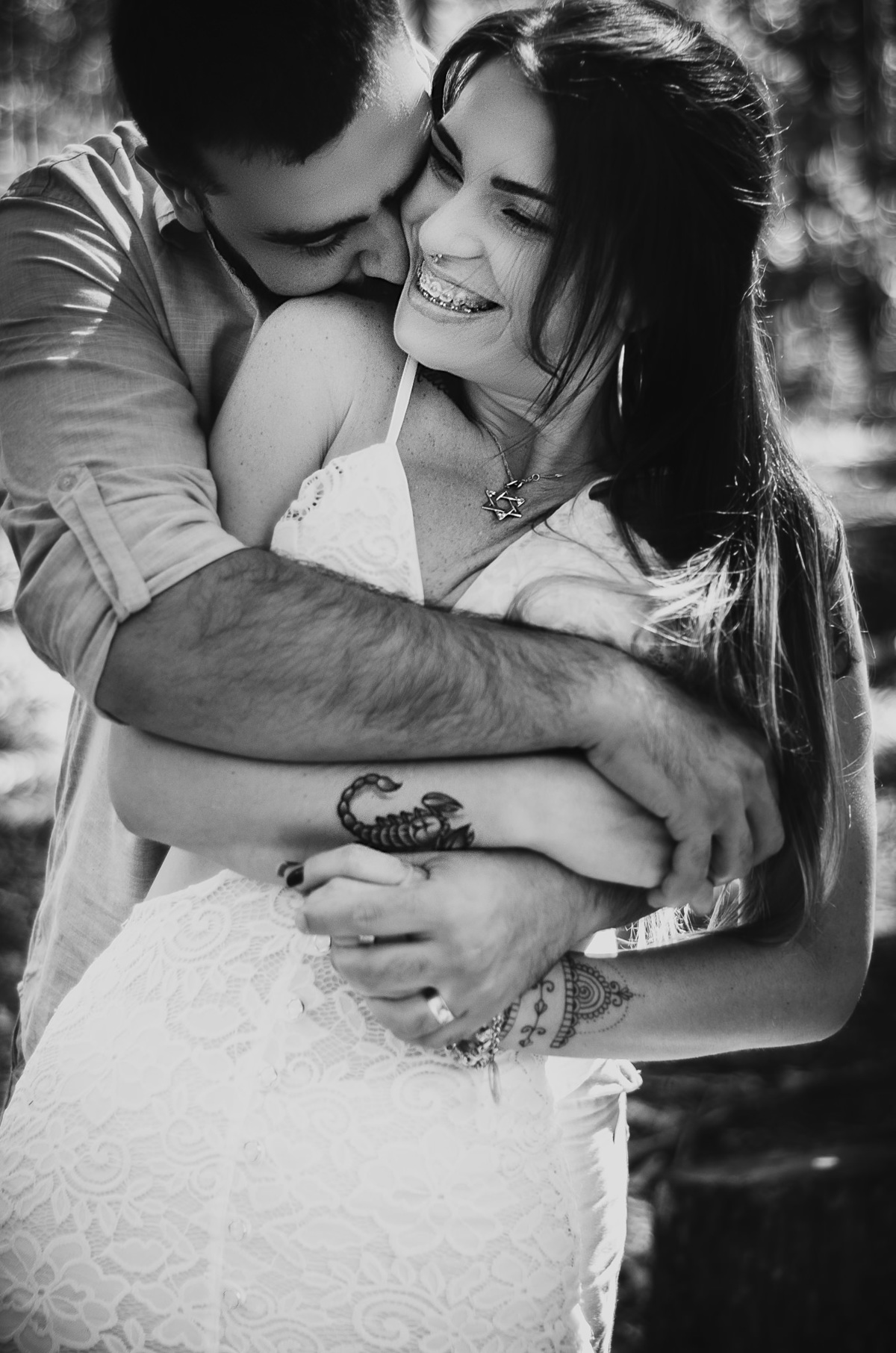 Ensaio de Casal em Nova Friburgo. Foto em preto e branco do casal abraçado e sorrindo de olhos fechados