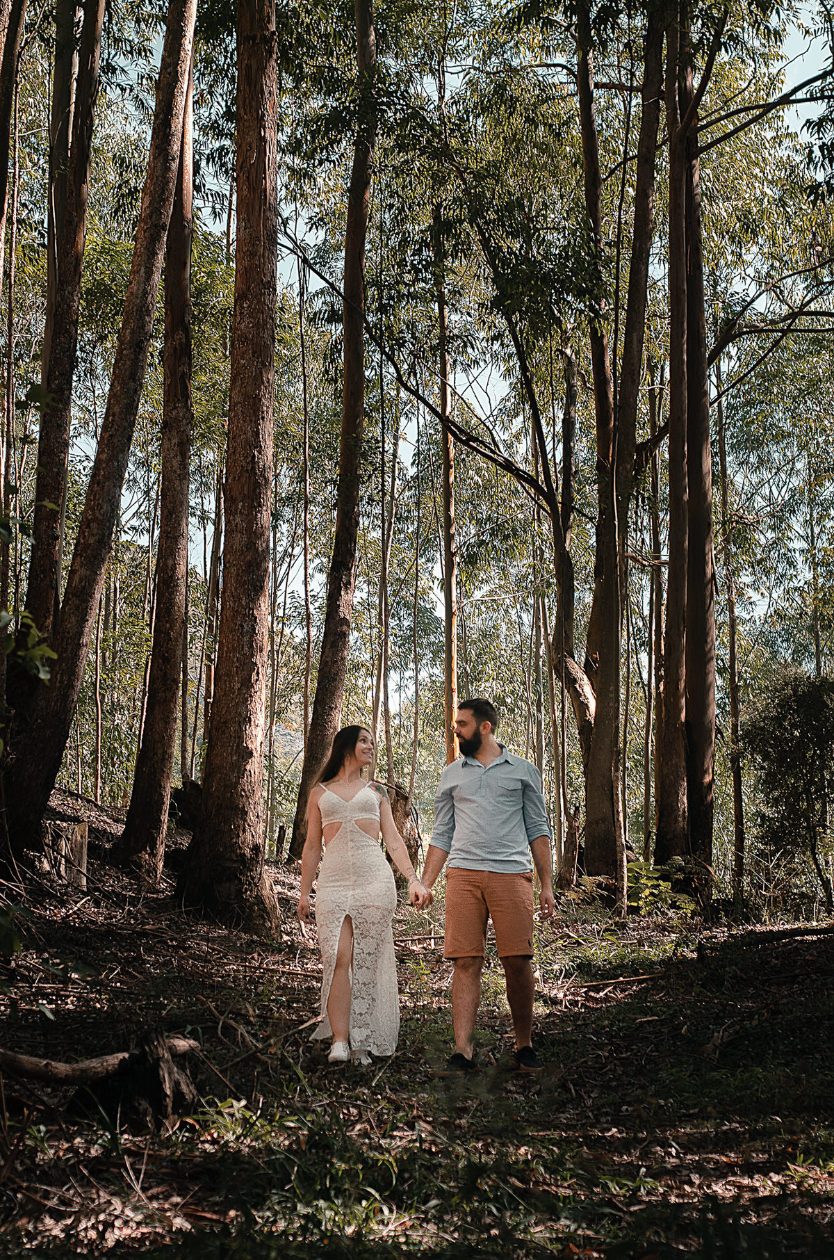 Ensaio de Casal em Nova Friburgo. Foto do casal caminhando no parque entre as árvores