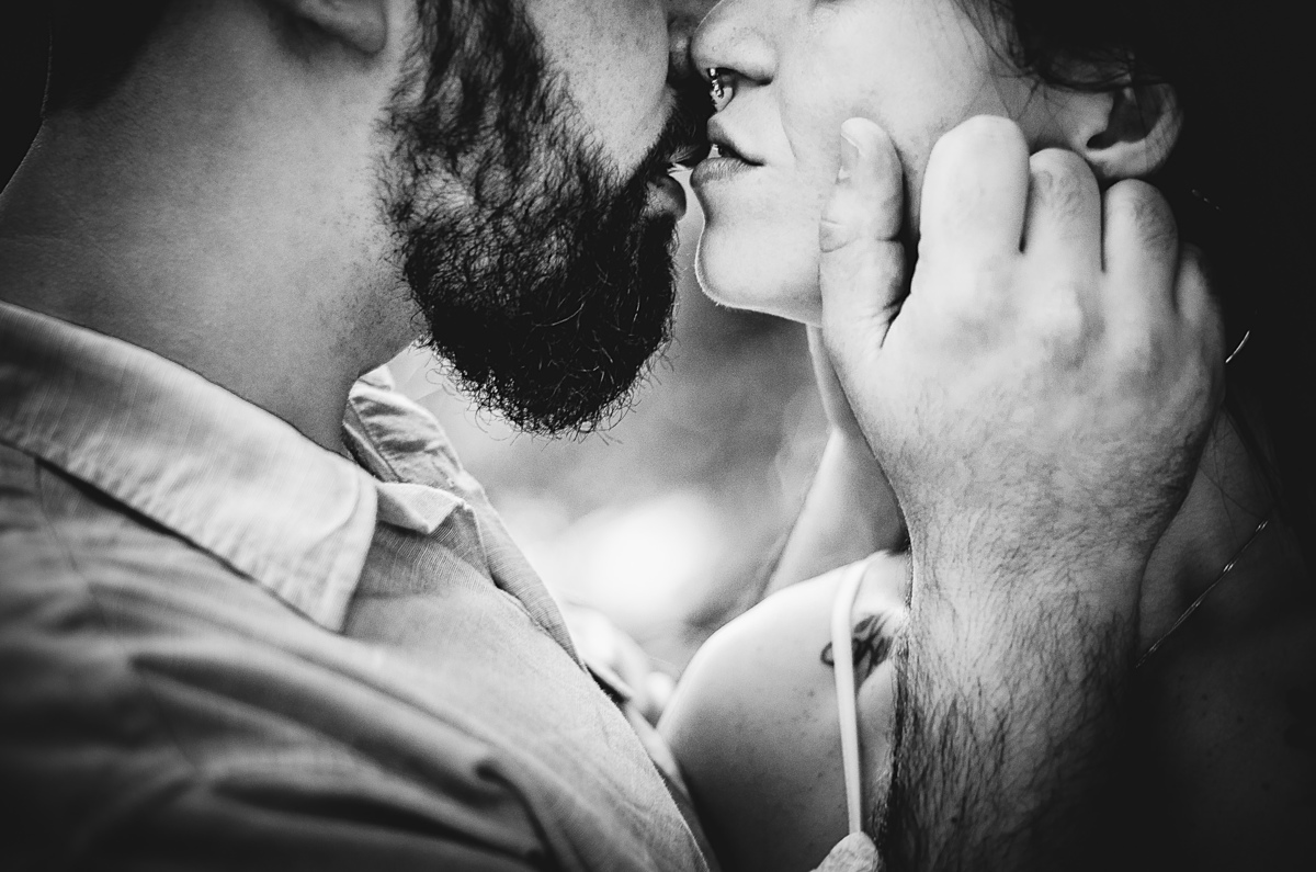 Ensaio de Casal em Nova Friburgo. Foto em preto e branco do casal se beijando