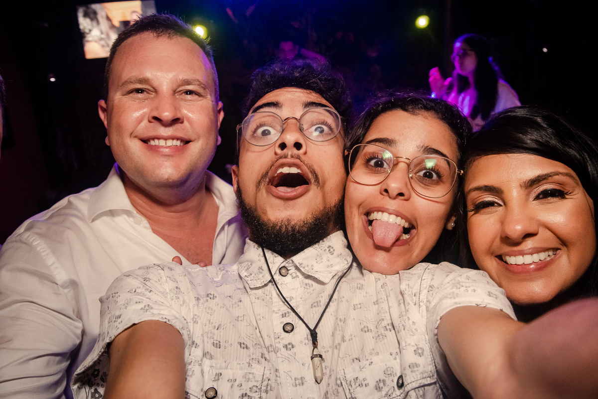 Fotografo de Casamento em Nova Friburgo - RJ. Destination Wedding em Paraty Mirim. Foto dos noivos se divertindo com os fotógrafos da Tropicália Fotografia