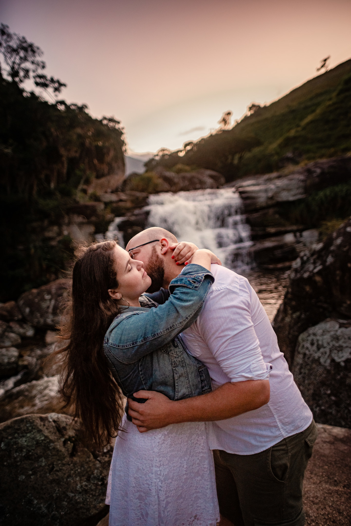 Fotógrafo de casamento em Nova Friburgo. Ensaio pré wedding do casal. Foto do noivo dando um beijo no pescoço da noiva