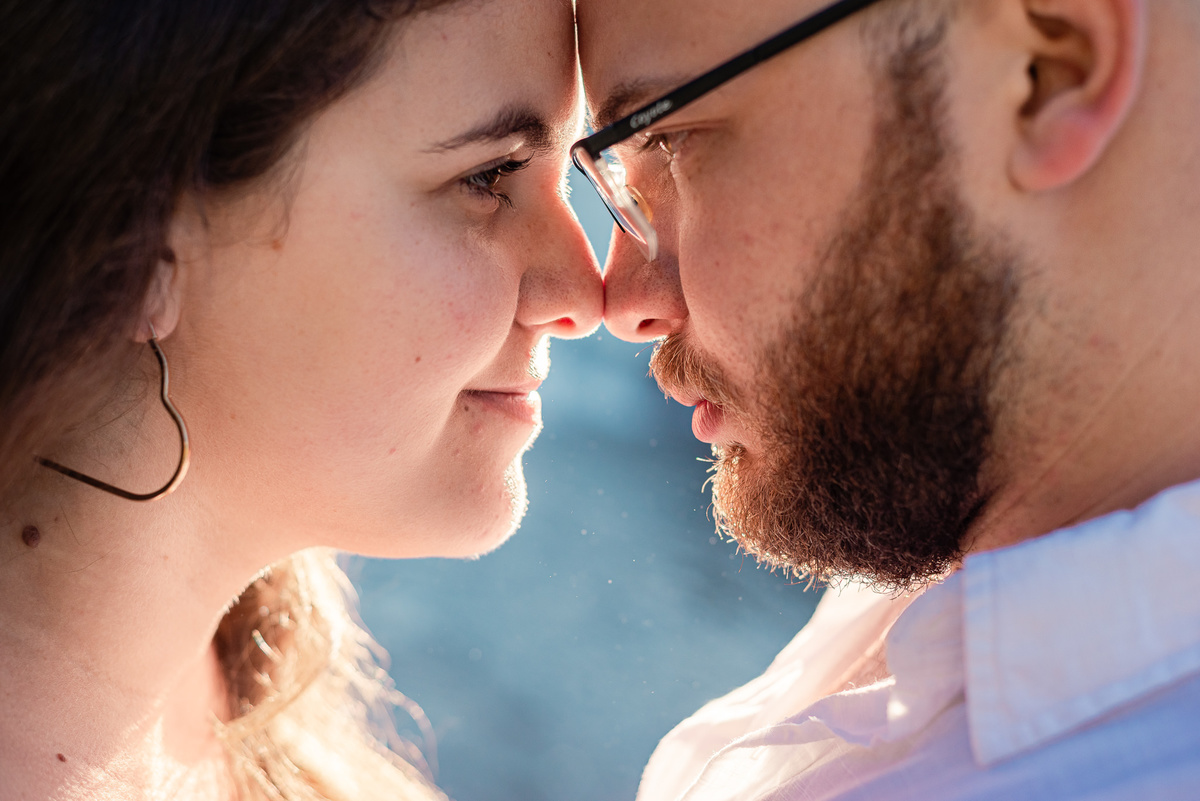 Fotógrafo de casamento em Nova Friburgo. Ensaio pré wedding do casal. Foto do noivo de frente para a noiva. O casal está com os narizes e as testas se tocando