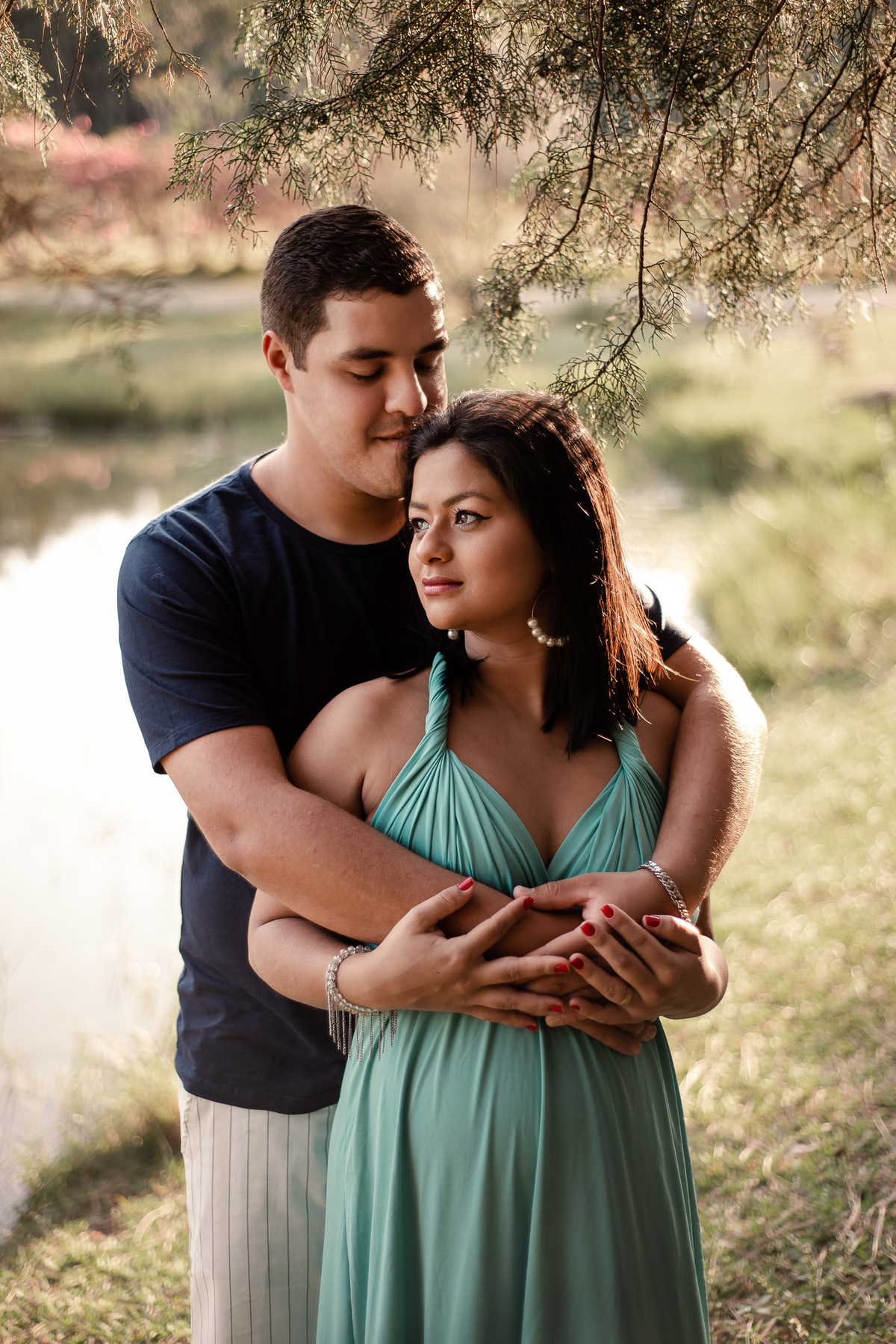 Ensaio externo de gestante em Nova Friburgo, foto da gestante abraçada com o companheiro