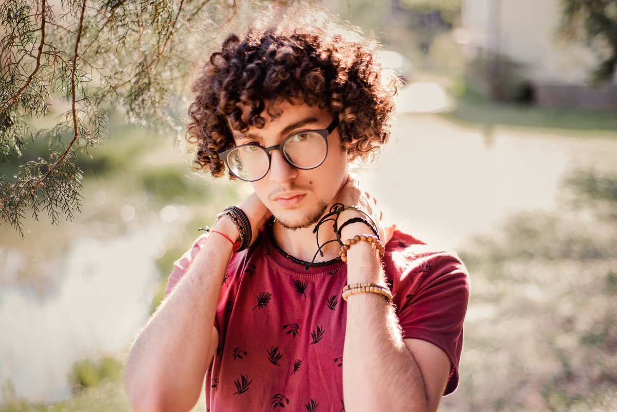 Fotógrafo em Nova Friburgo Ensaio Masculino, foto do menino olhando para a câmera com as mãos na nuca
