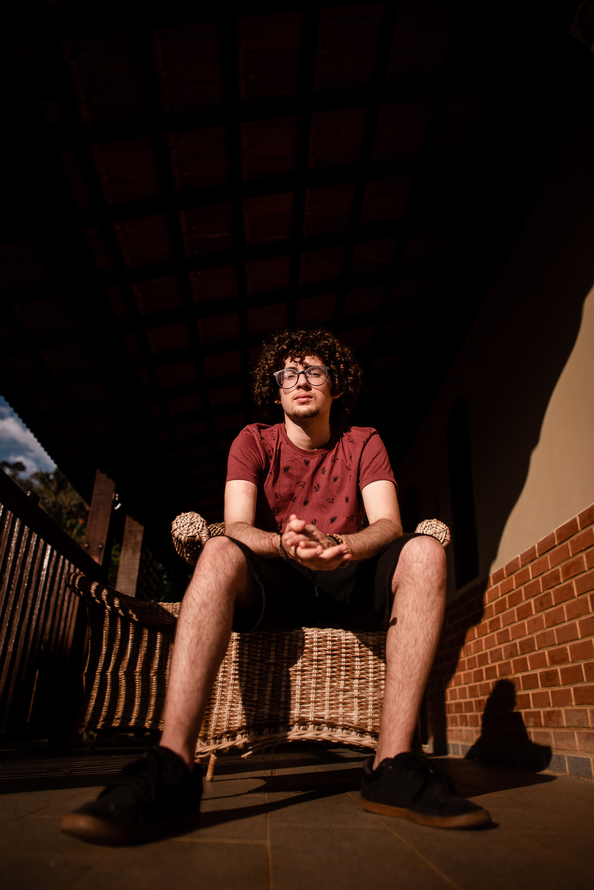 Fotógrafo em Nova Friburgo Ensaio Masculino, foto frontal do menino sentado na cadeira