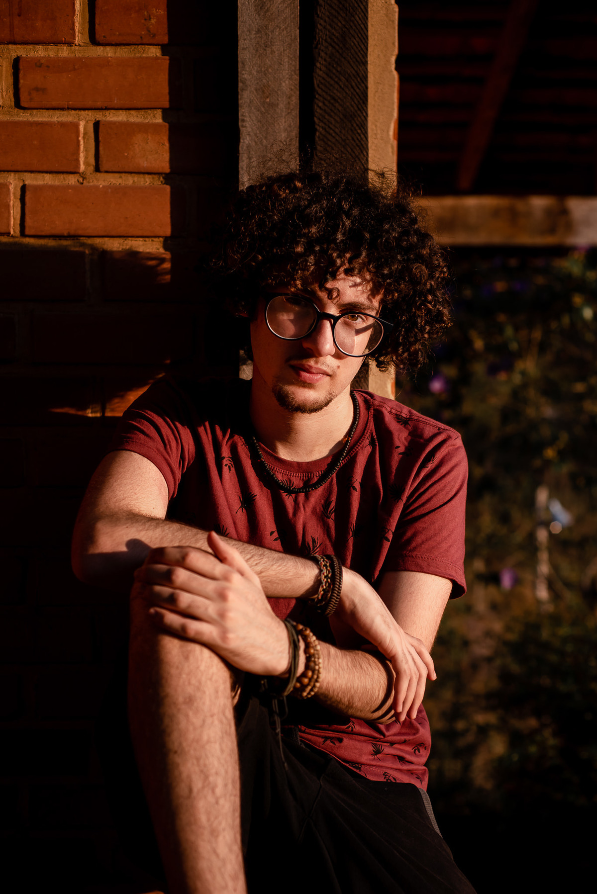 Fotógrafo em Nova Friburgo Ensaio Masculino, foto do menino sentado com o braço sob o joelho