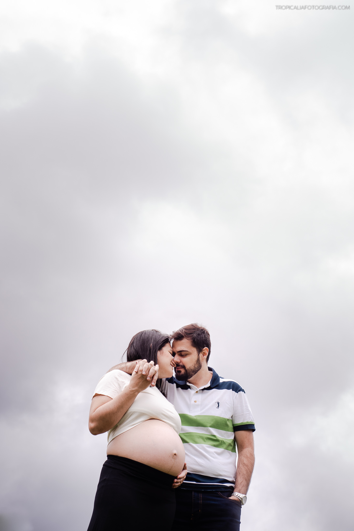 Ensaio externo de gestante em Nova Friburgo. Foto da gestante e o companheiro abraçados