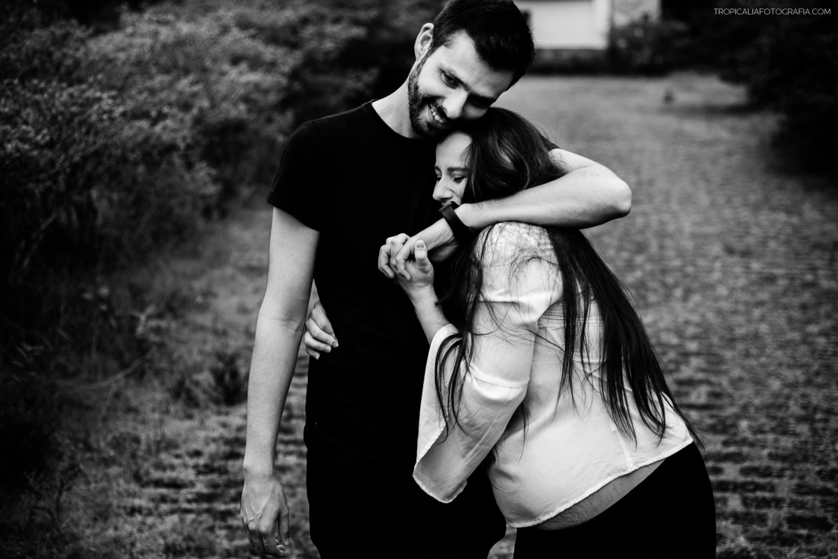 ensaio gestante em nova friburgo, rio de janeiro no hotel oberland. Foto em preto e branco da gestante abraçados