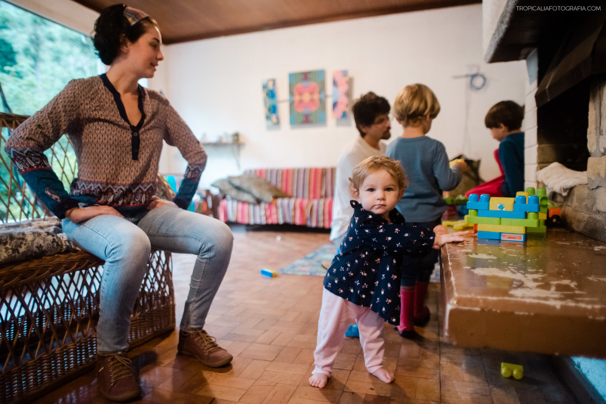 Ensaio documental de família em casa feito por fotógrafos em nova friburgo região serrana do rio de janeiro