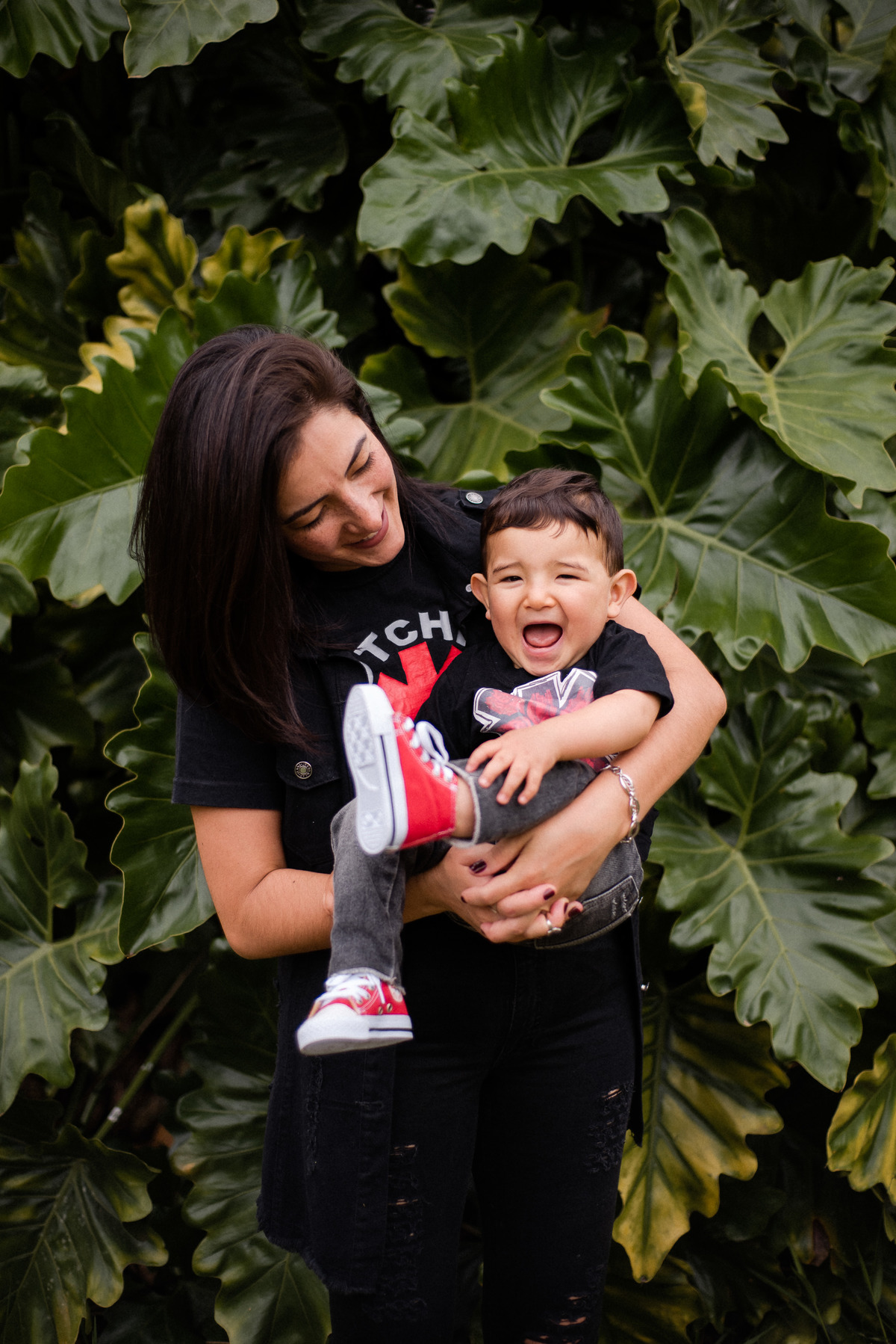 Ensaio externo documental de família em Nova Friburgo, Região Serrana do Rio de Janeiro. Foto da criança sentada no colo da mãe