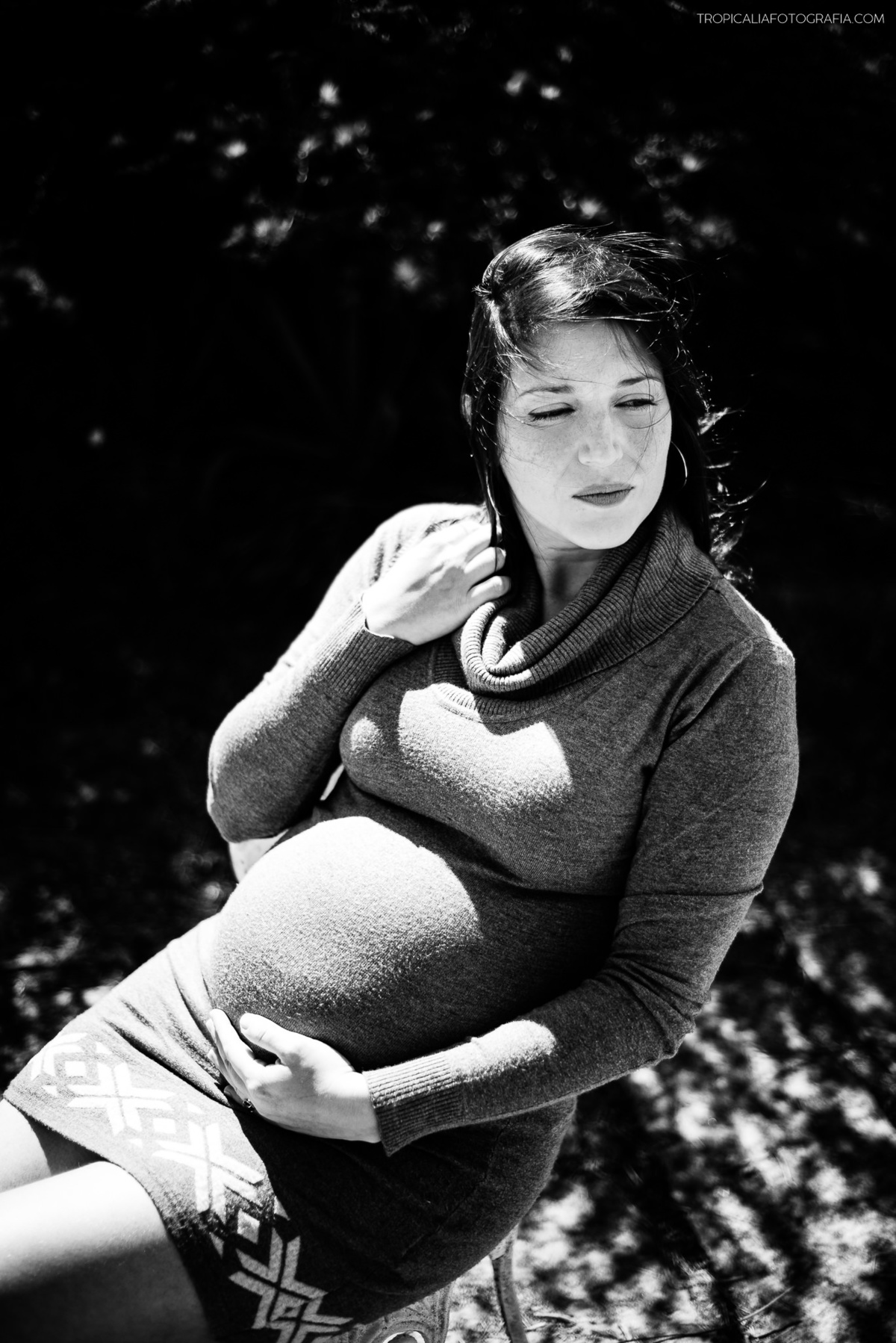 ensaio gestante em nova friburgo, região serrana do rio de janeiro no hotel oberland. Foto em preto e branco da gestante sentada em uma cadeira de jardim